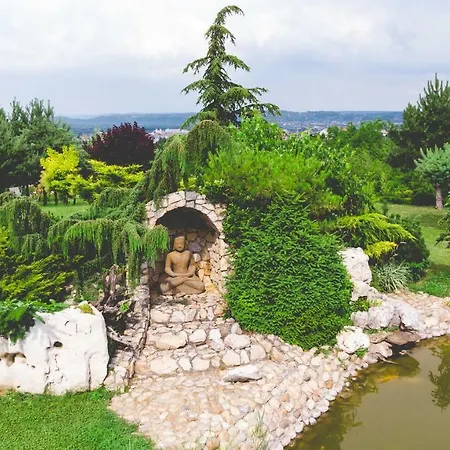 Garden Apartment *
